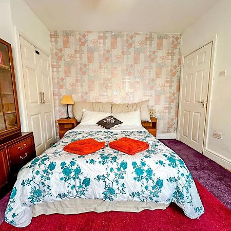 Wolves Living Bed & Breakfast Bushbury Bagian luar foto