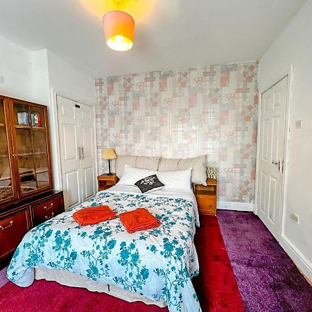 Wolves Living Bed & Breakfast Bushbury Bagian luar foto