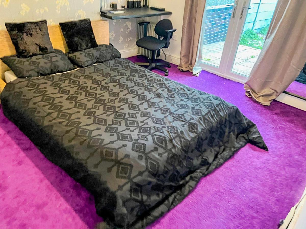 Wolves Living Bed & Breakfast Bushbury Bagian luar foto
