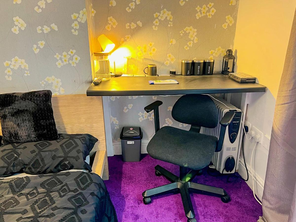 Wolves Living Bed & Breakfast Bushbury Bagian luar foto
