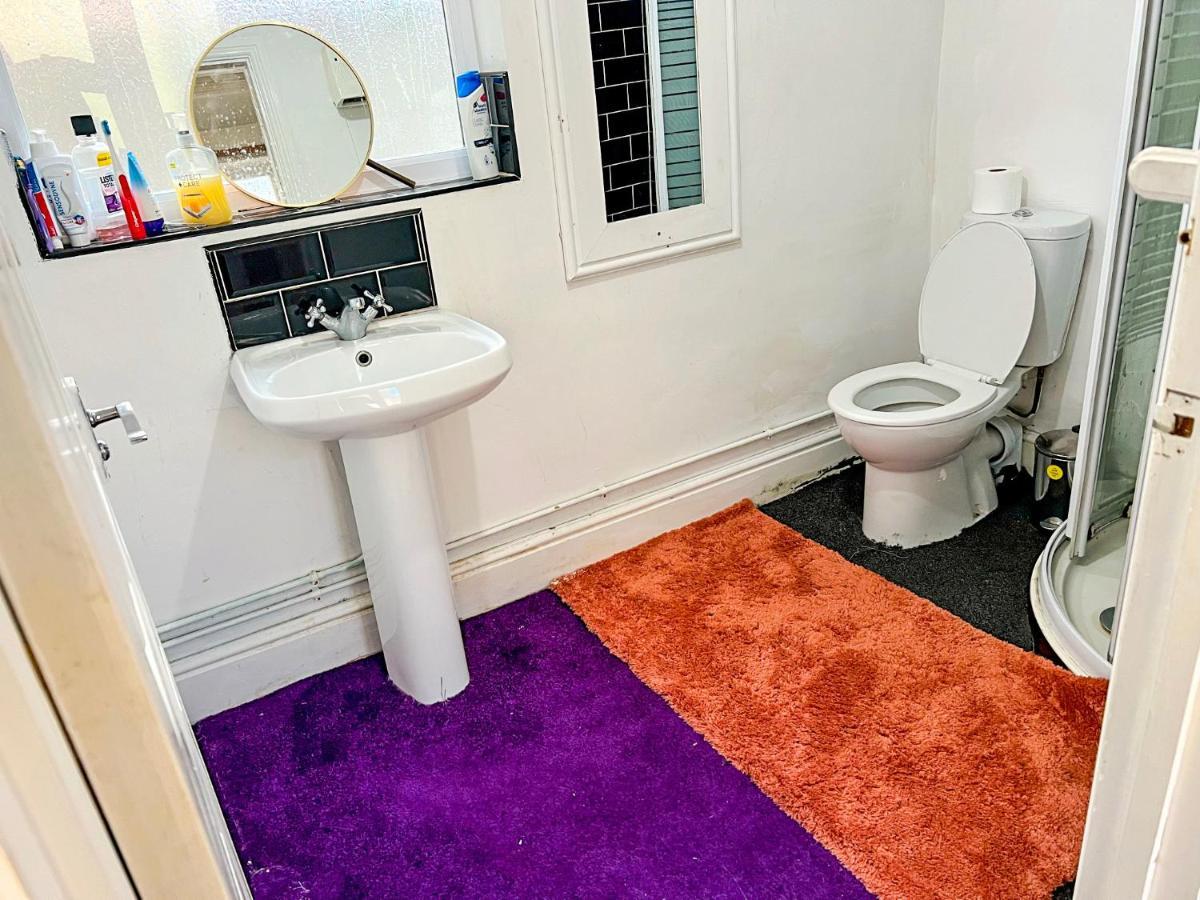 Wolves Living Bed & Breakfast Bushbury Bagian luar foto