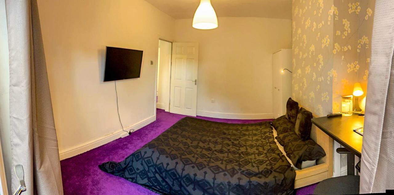 Wolves Living Bed & Breakfast Bushbury Bagian luar foto