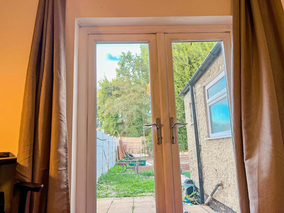 Wolves Living Bed & Breakfast Bushbury Bagian luar foto