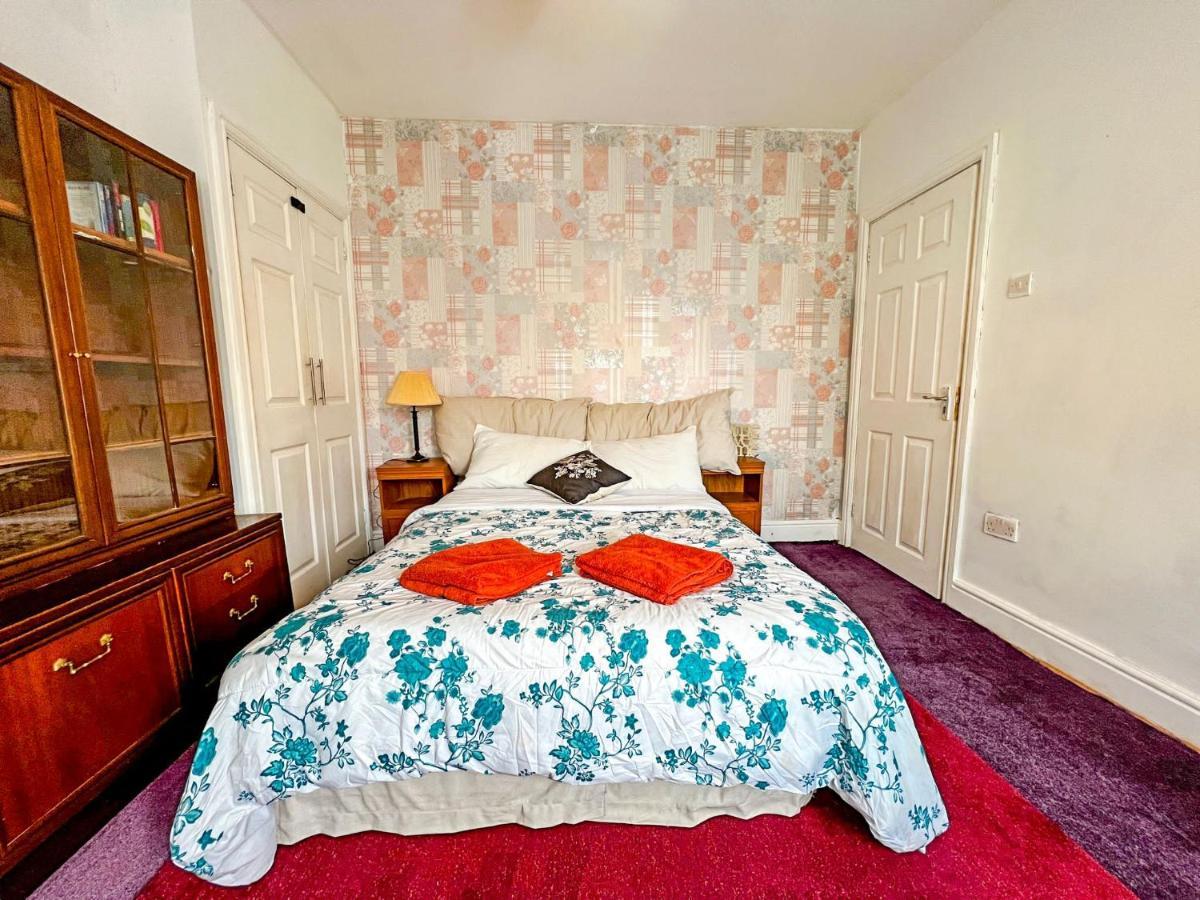 Wolves Living Bed & Breakfast Bushbury Bagian luar foto