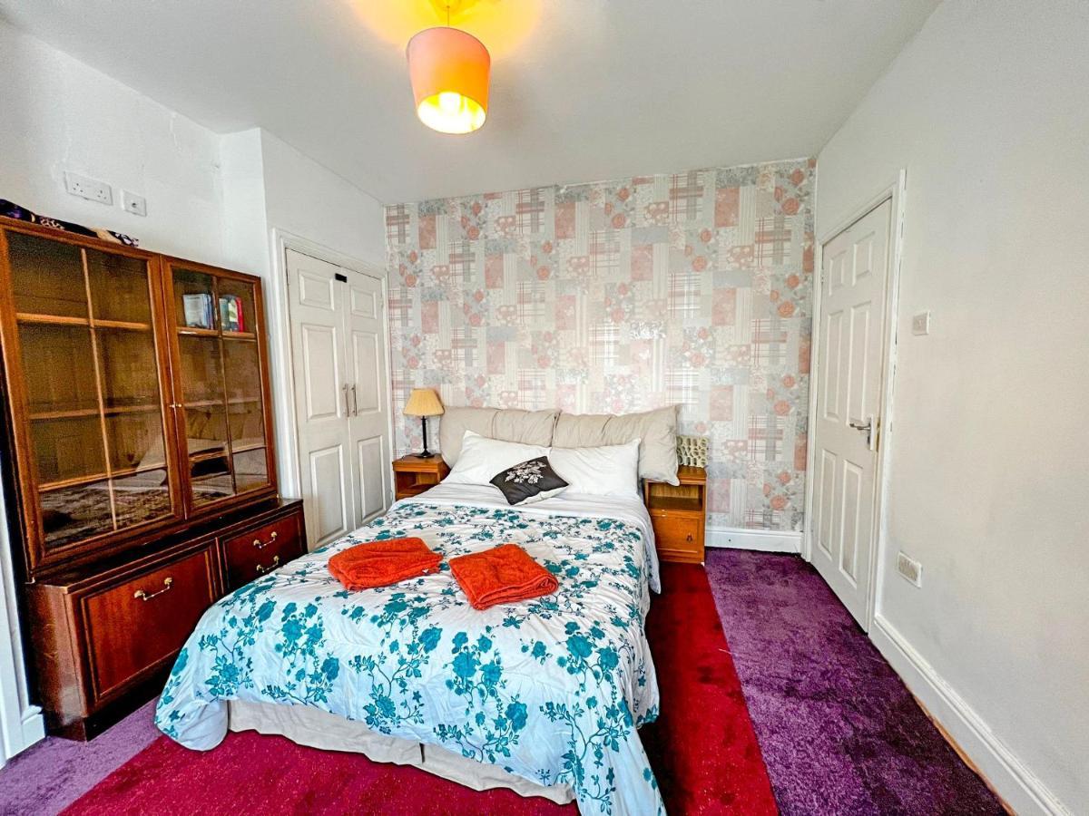 Wolves Living Bed & Breakfast Bushbury Bagian luar foto