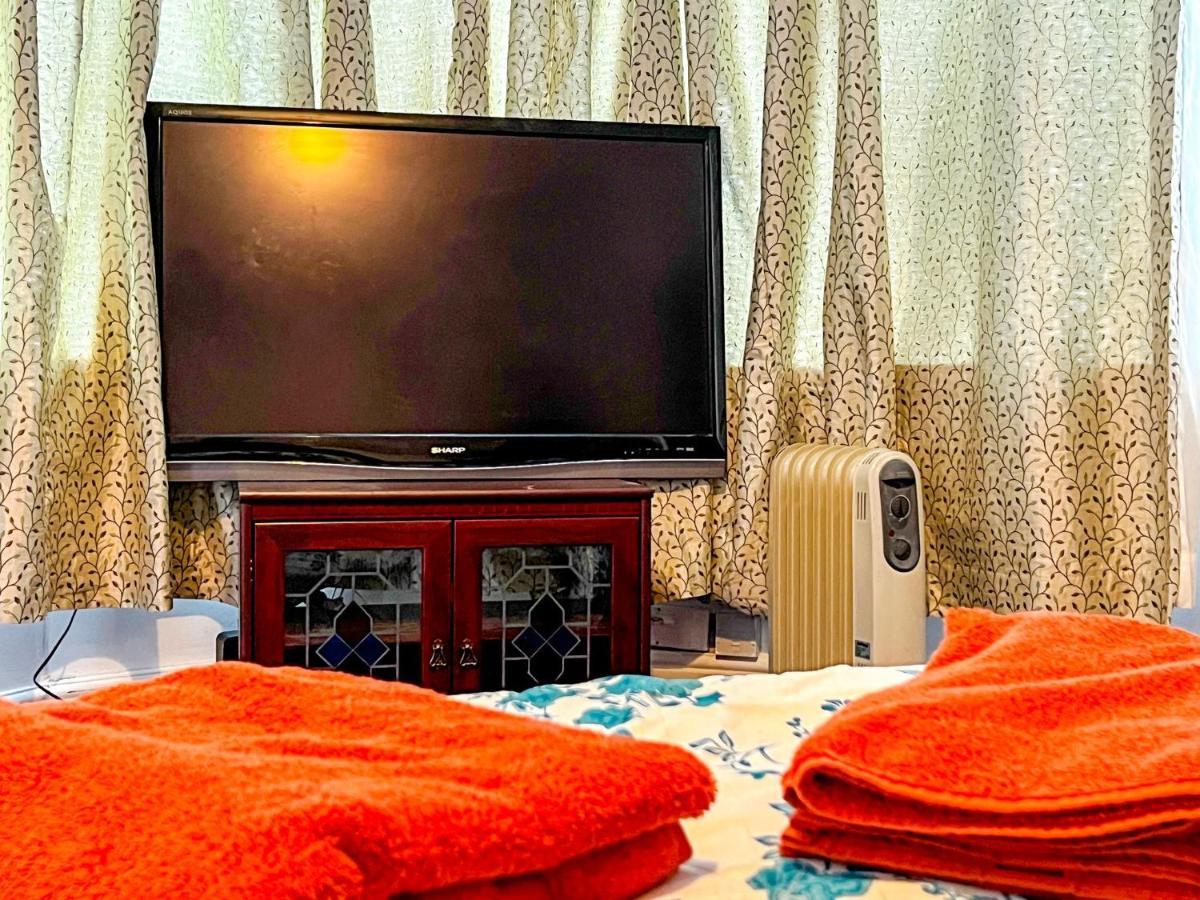 Wolves Living Bed & Breakfast Bushbury Bagian luar foto