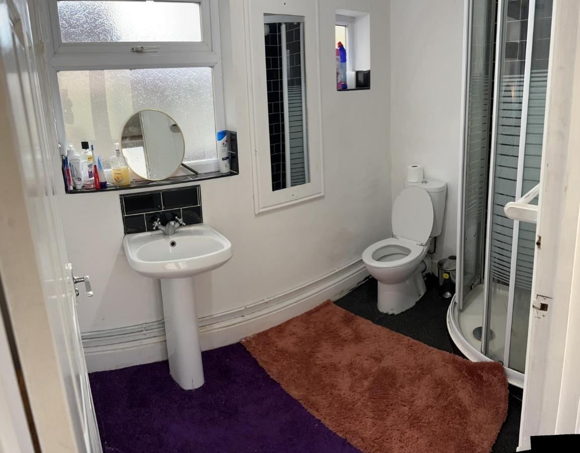 Wolves Living Bed & Breakfast Bushbury Bagian luar foto
